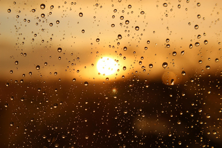 Trotz Regen kann man den Sonnenuntergang am Horizont erkennen.