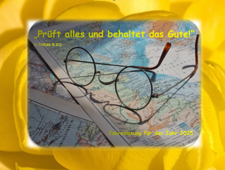 Eine Nickelbrille mit runden Gläsern liegt auf aufgeschlagenen Landkarten. Eine Nickelbrille mit runden Gläsern liegt auf aufgeschlagenen Landkarten.